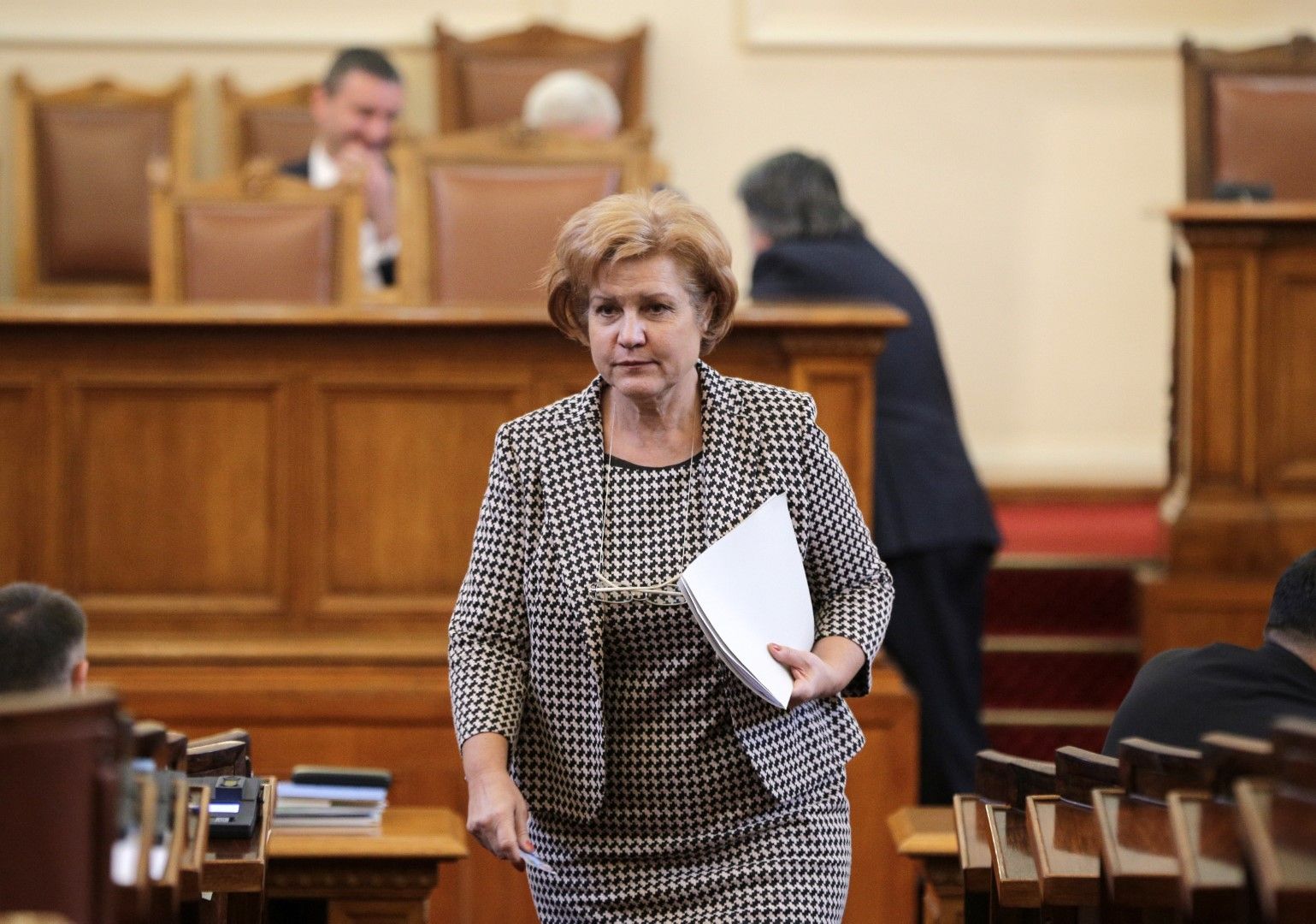 Менда Стоянова да оттегли предложението си за лимит на обезщетенията по задължителната полица, искат експерти