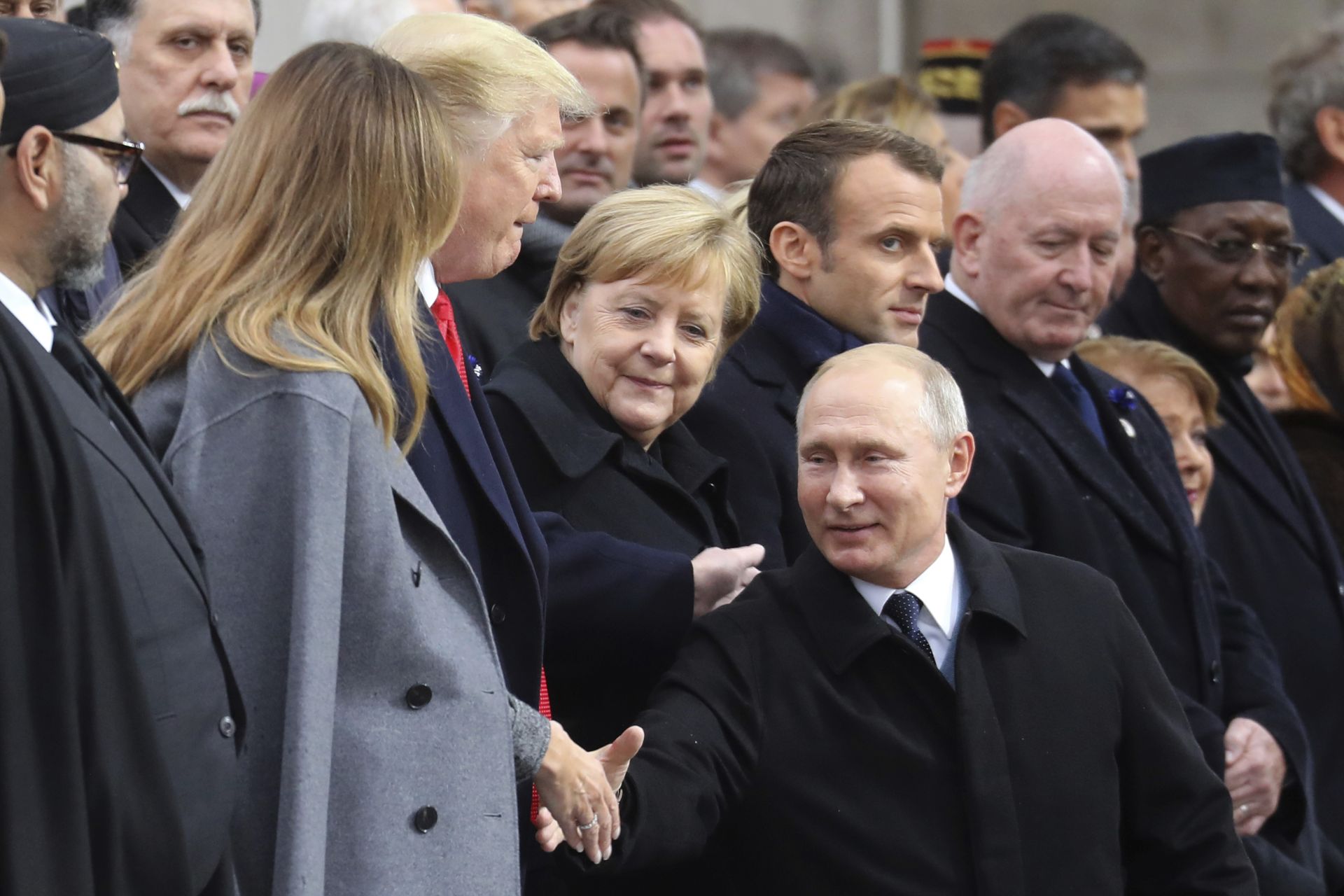 Владимир Путин се здрависва с Мелания Тръмп