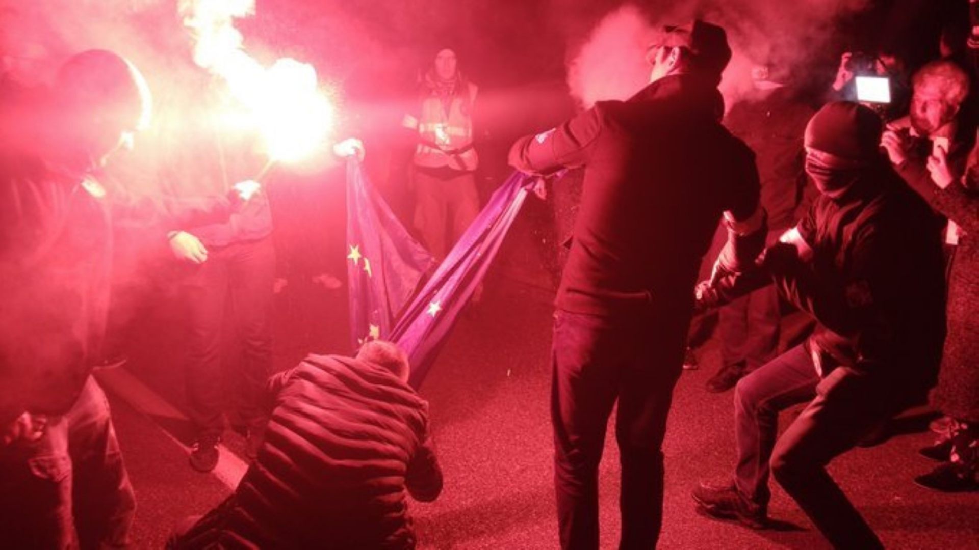 Изгориха знамето на Европейския съюз на шествие в Полша Страната