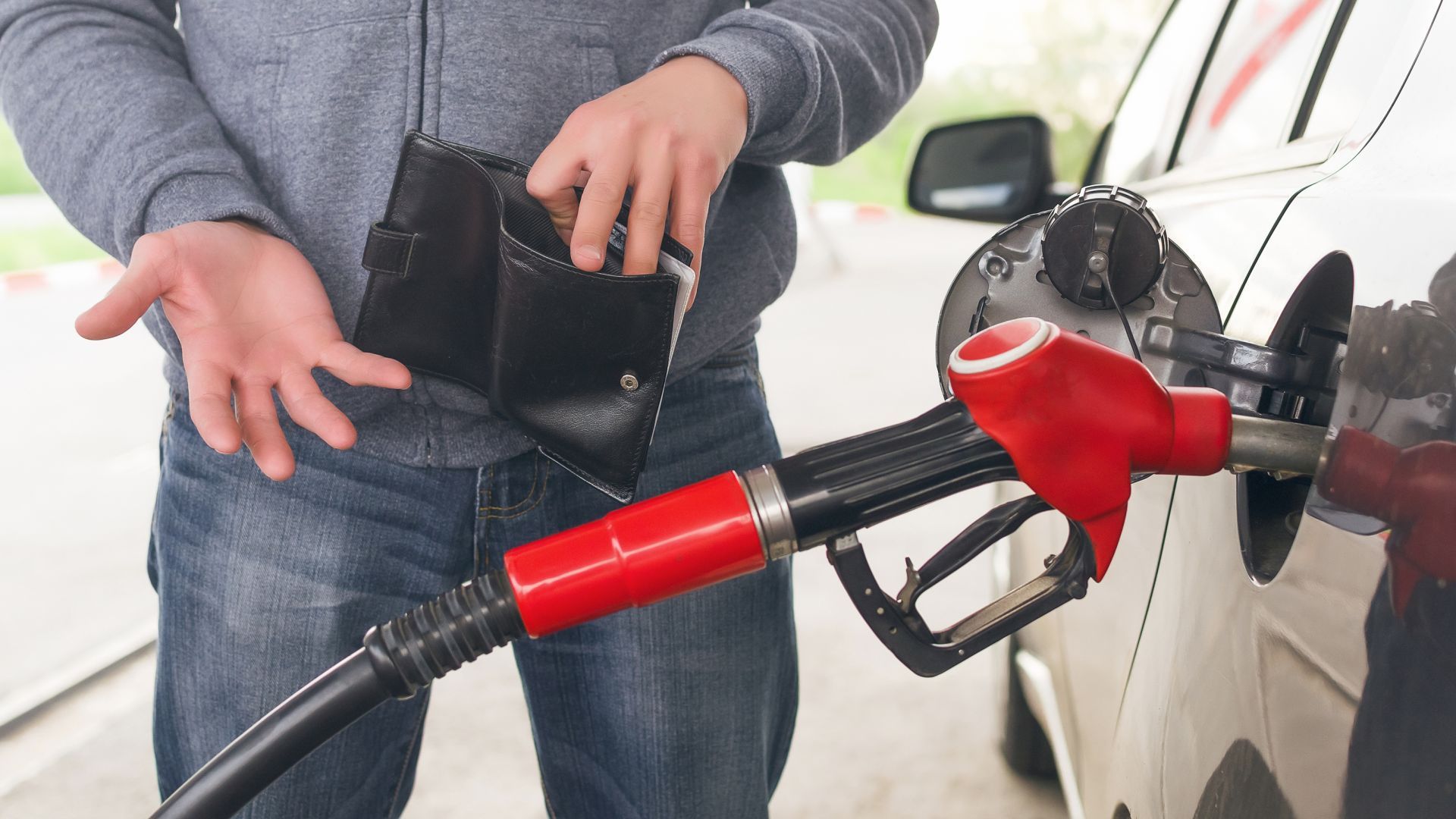 Средната цена на най-масовия бензин у нас падна с 19 стотинки