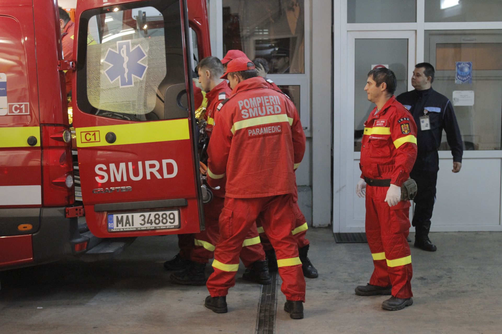 Тялото на жената е открито след като пожарникарите са потушили огъня