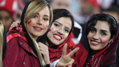 Исторически ден в Иран, жени гледаха футбол на живо