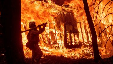 Пожарникарите в Калифорния гневни на Тръмп, жертвите вече са над 30 (видео)