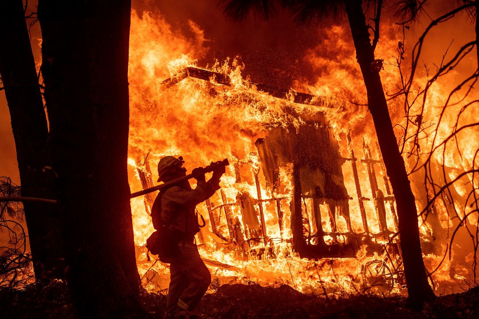 8000 пожарникари участват в гасенето на огромната стихия