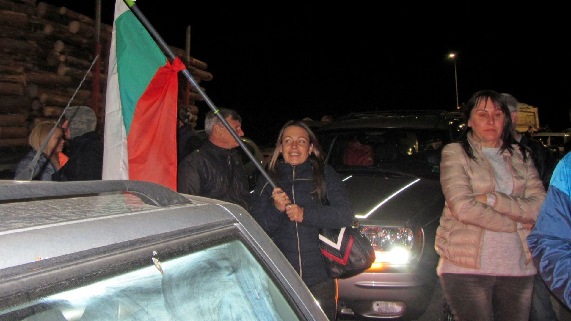 300 гневни перничани затвориха магистрала "Люлин"
