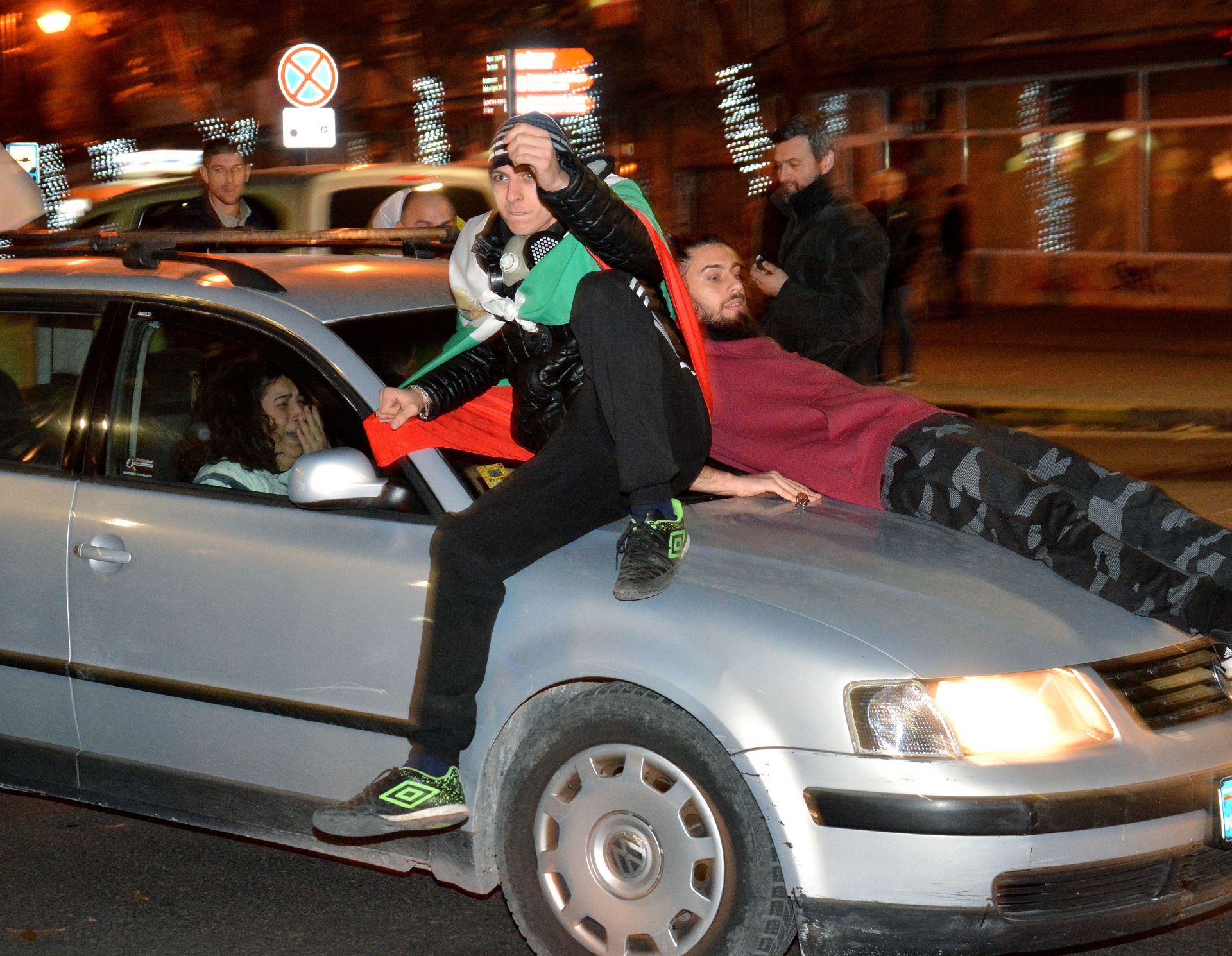 Сблъсък между протестиращи беляза недоволството във Варна тази вечер