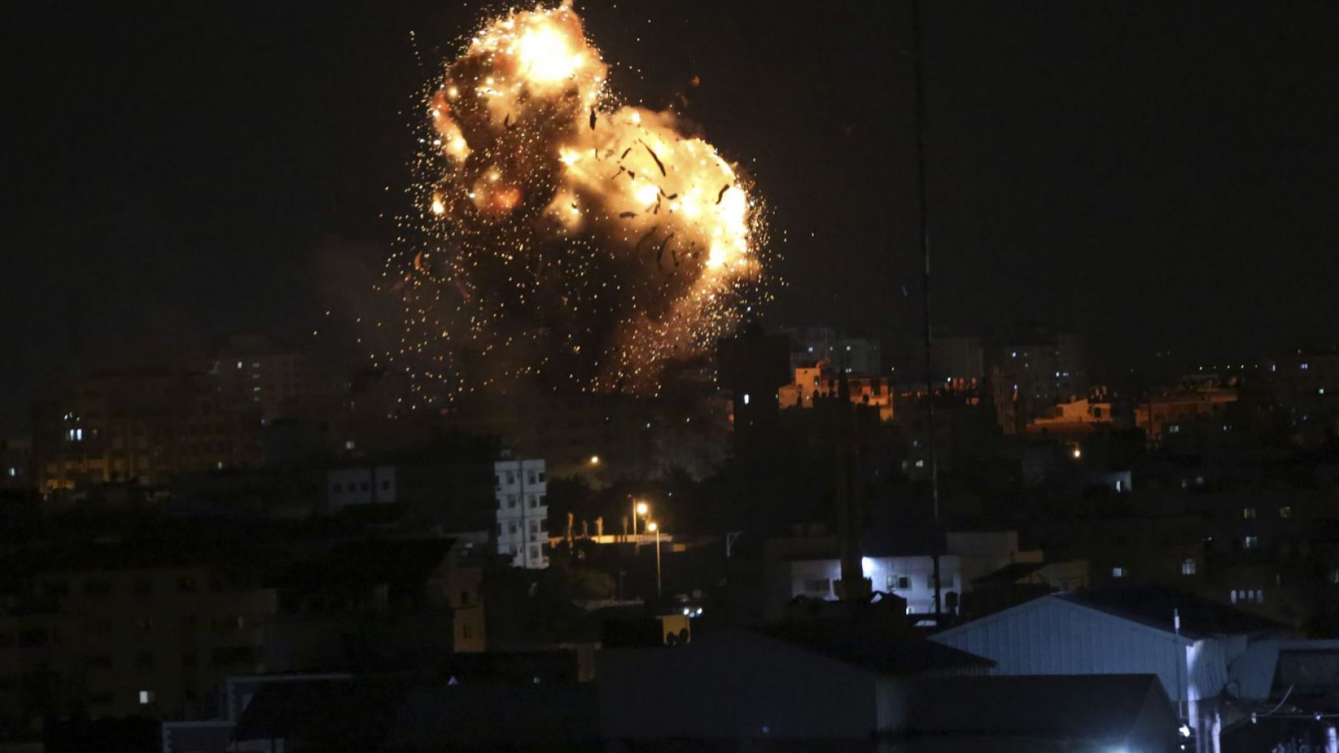 Израелската въздушна атака разруши сградата на телевизията на Хамас Ал