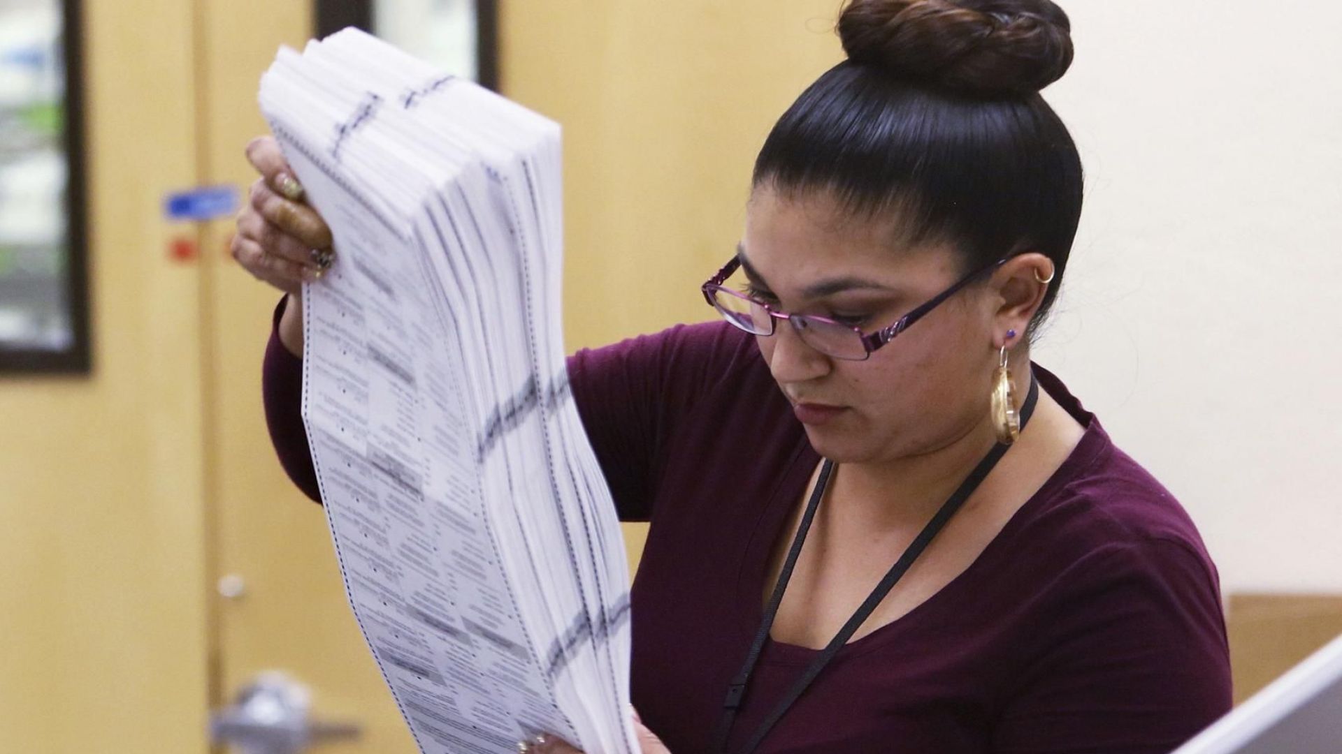 Конгресменката от Демократическата партия Кирстен Синема спечели надпреварата за място в