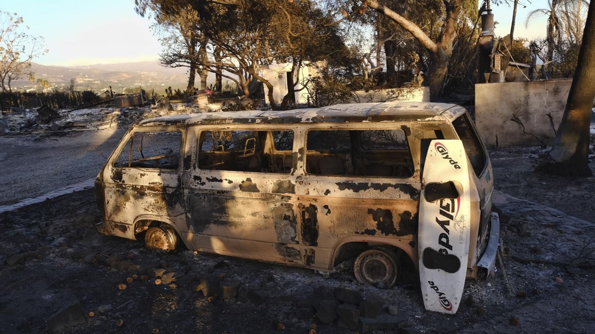 Откриха още 13 изгорели в колите си хора в Северна Калифорния