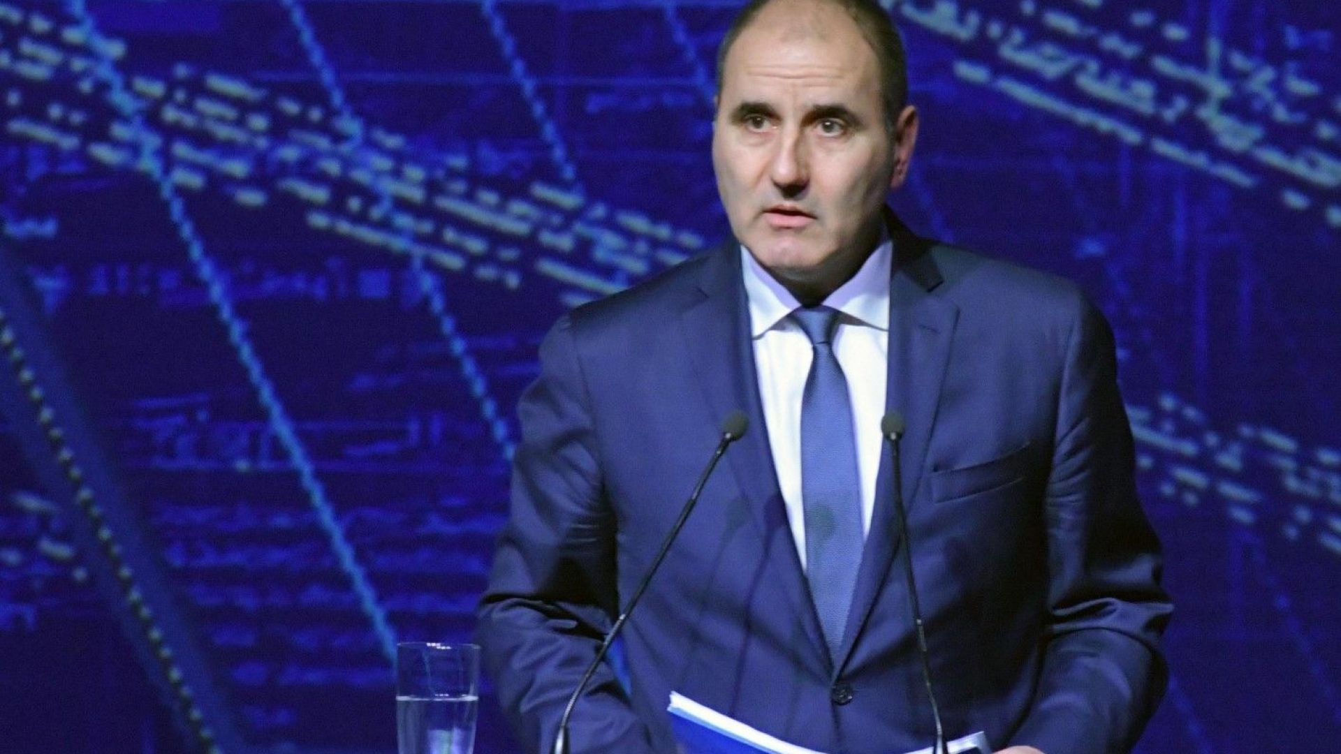 Протестът е демократичен способ народът да изразява своето мнение Наблюдаваме