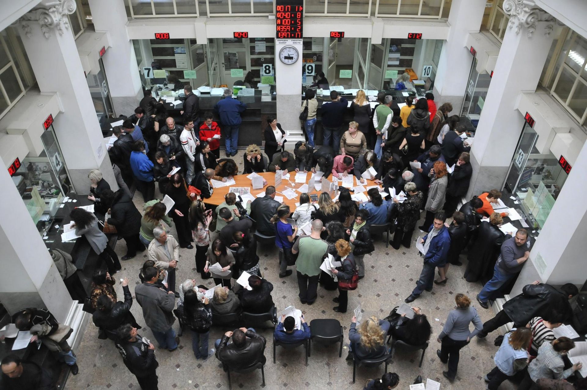 Натоварените гишета на НАП-Бургас преди крайния срок за данъчни декларации през 2015 г.