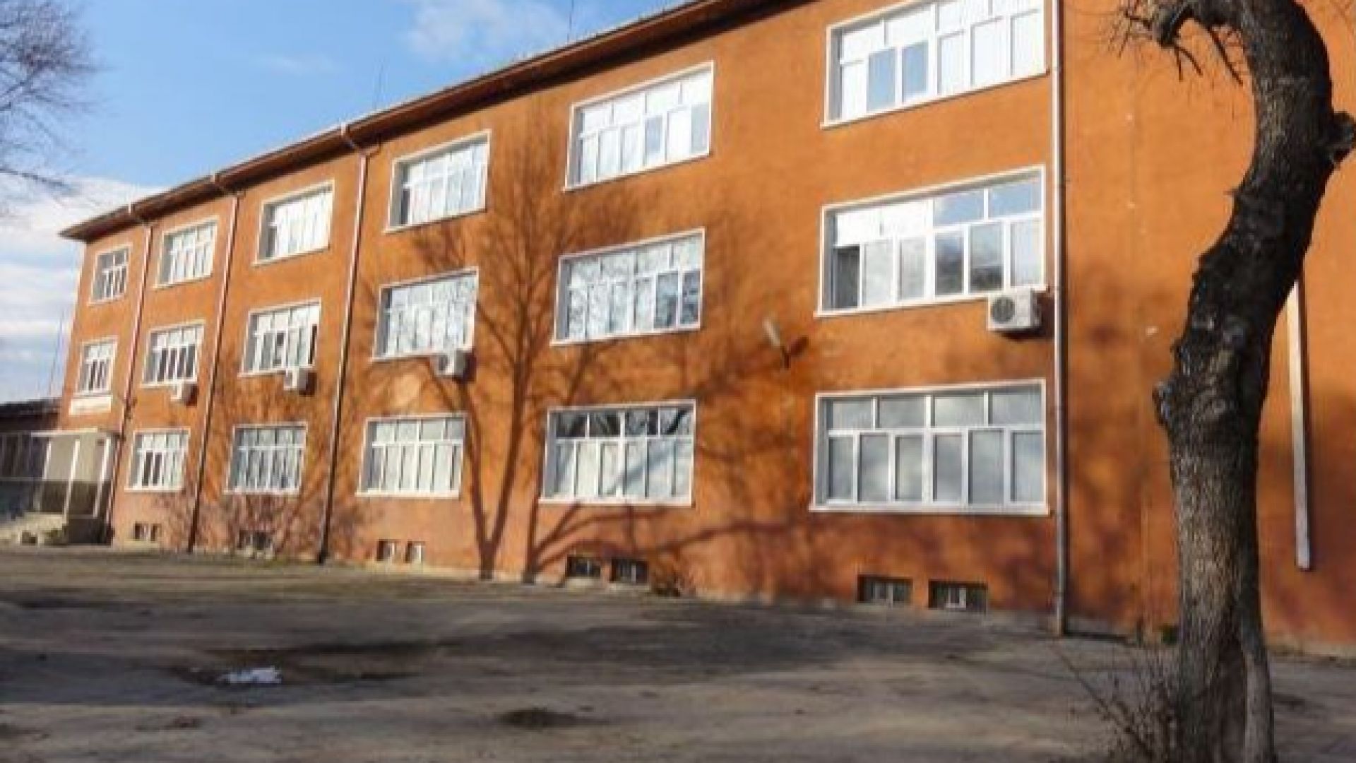 Национална художествена гимназия Цанко Лавренов и Държавната агенция за закрила