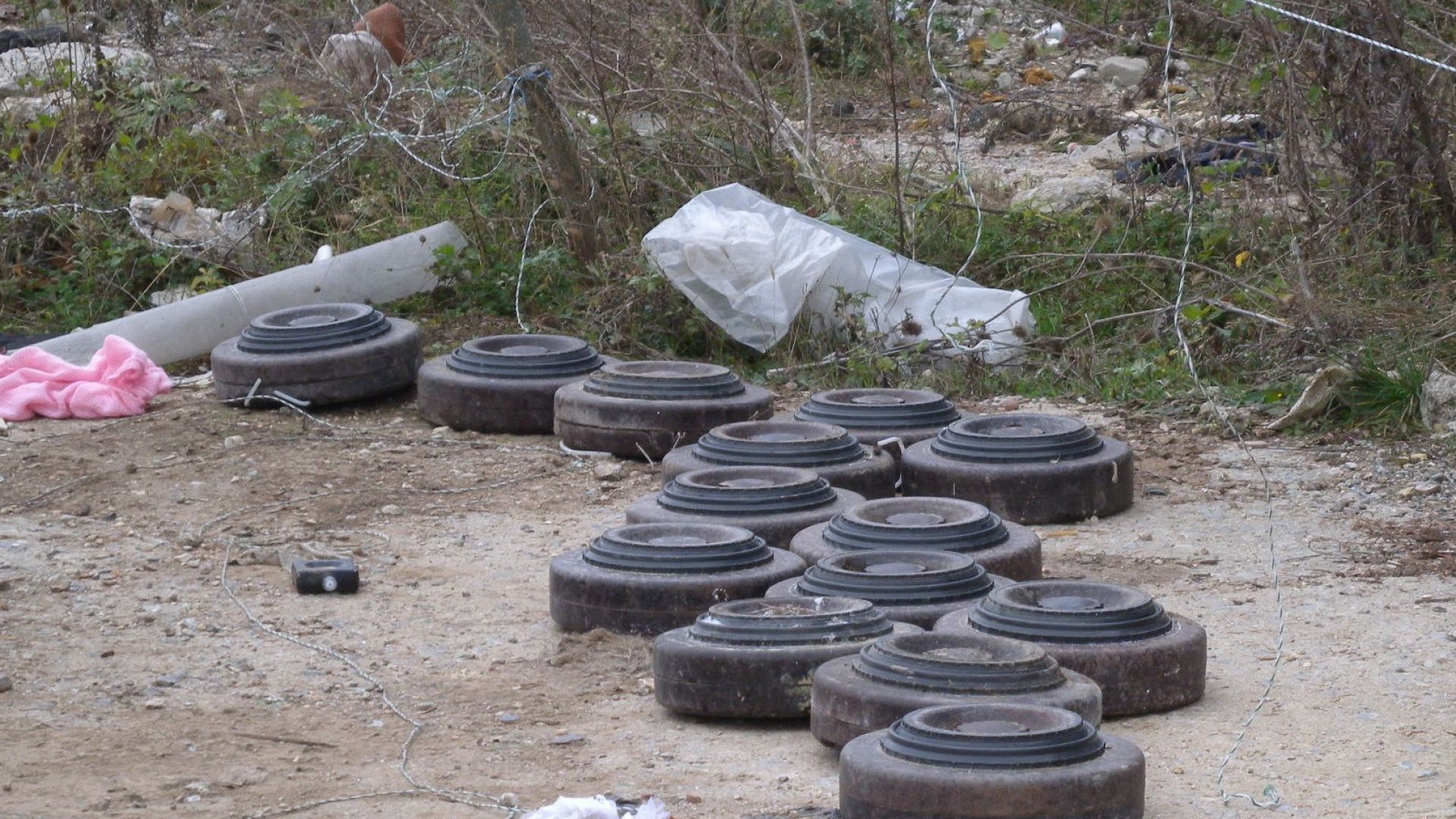 Противотанкови мини са намерени в района на изоставени сгради вляво