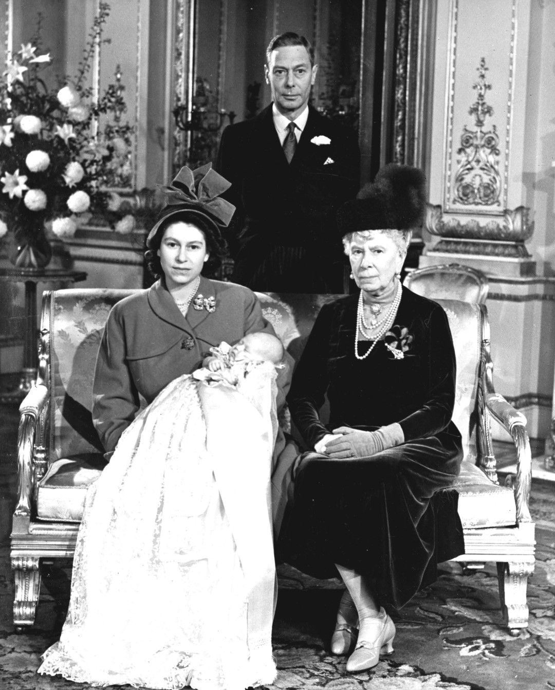 Кралица Елизабет II с първородния си син принц Чарлз, баща си крал Джордж VI и баба си кралица Мери в Бъкингамския дворец (1948)