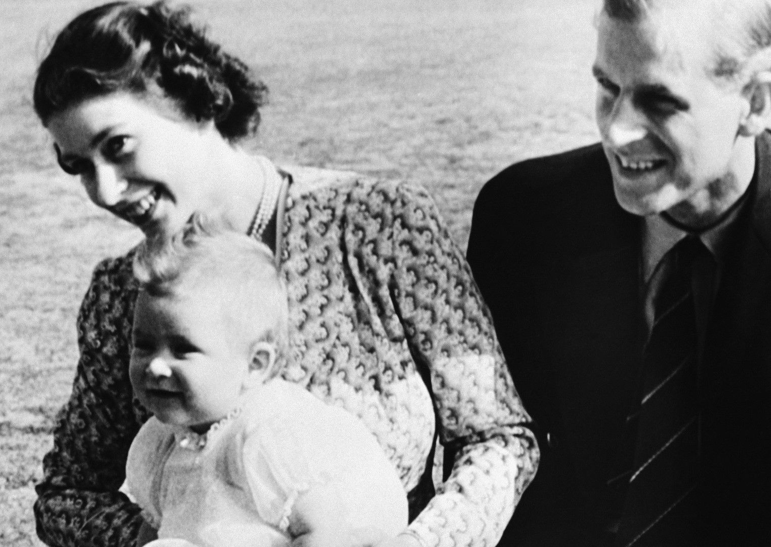Кралица Елизабет II, принц Филип и синът им принц Чарлз (1949)