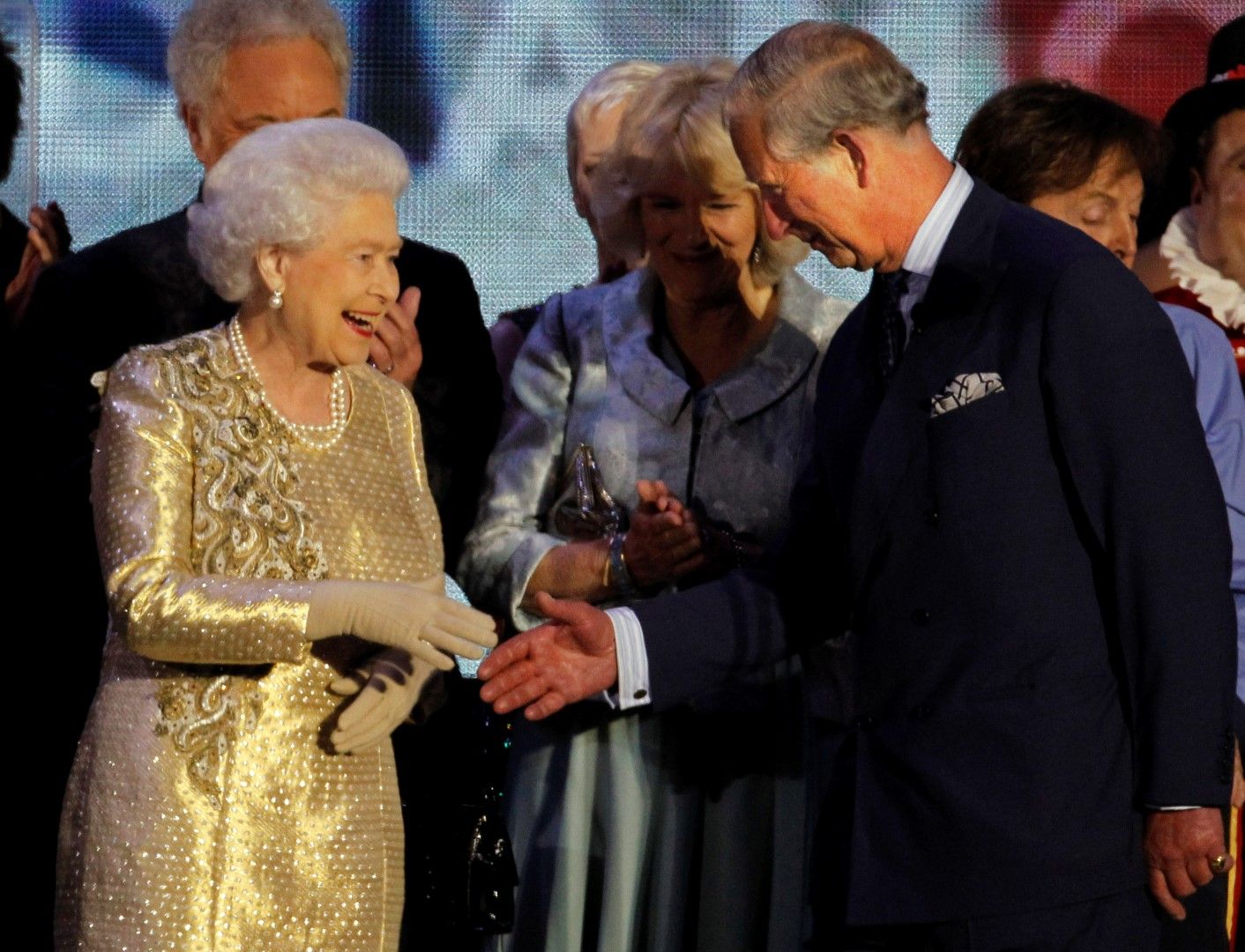 Кралица Елизабет II се здрависва със сина си принц Чарлз (2012)