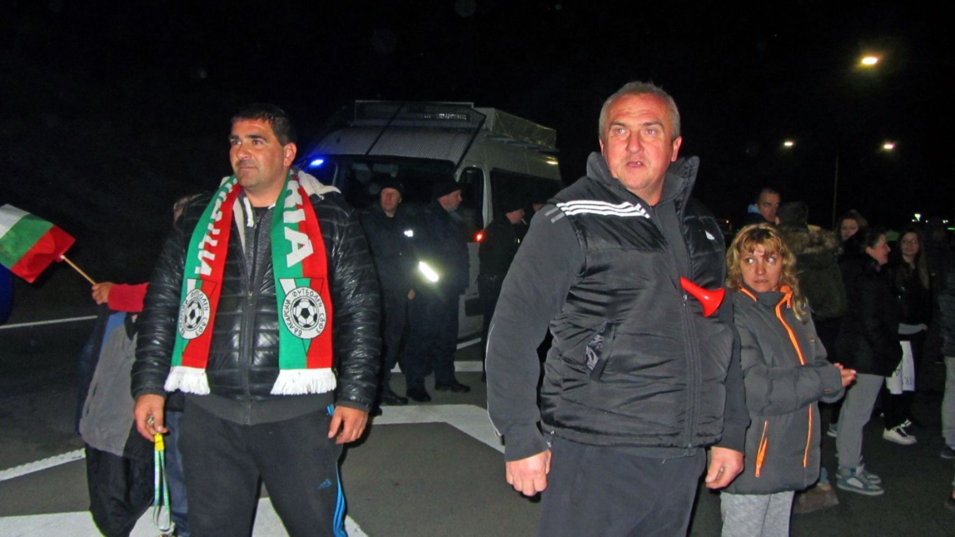 Напрежението между протестиращи и полиция във Варна ескалира, предаде Фокус.Протести
