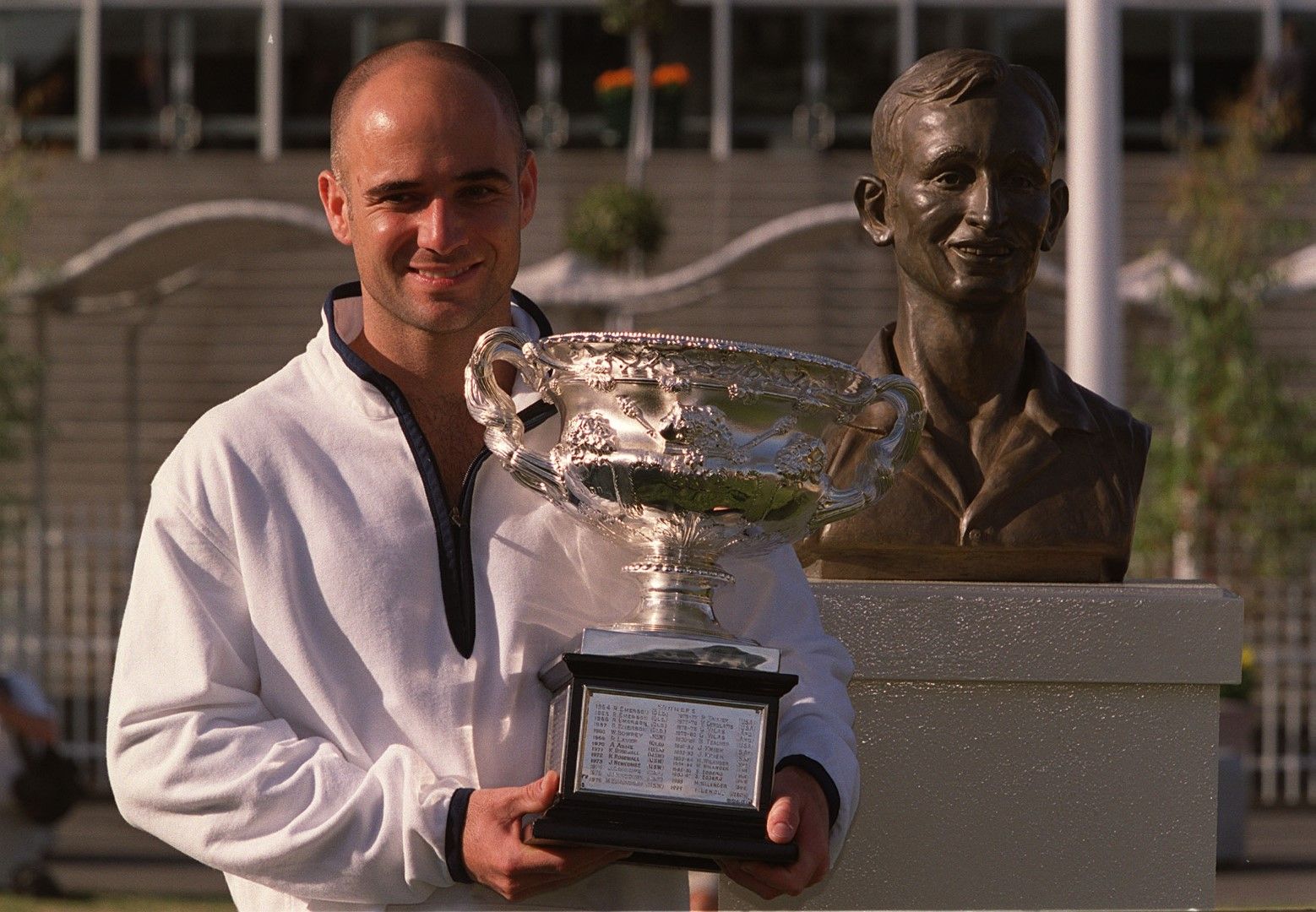 С титлата на Australian Open през 2000 г., до бюста на Род Лейвър.