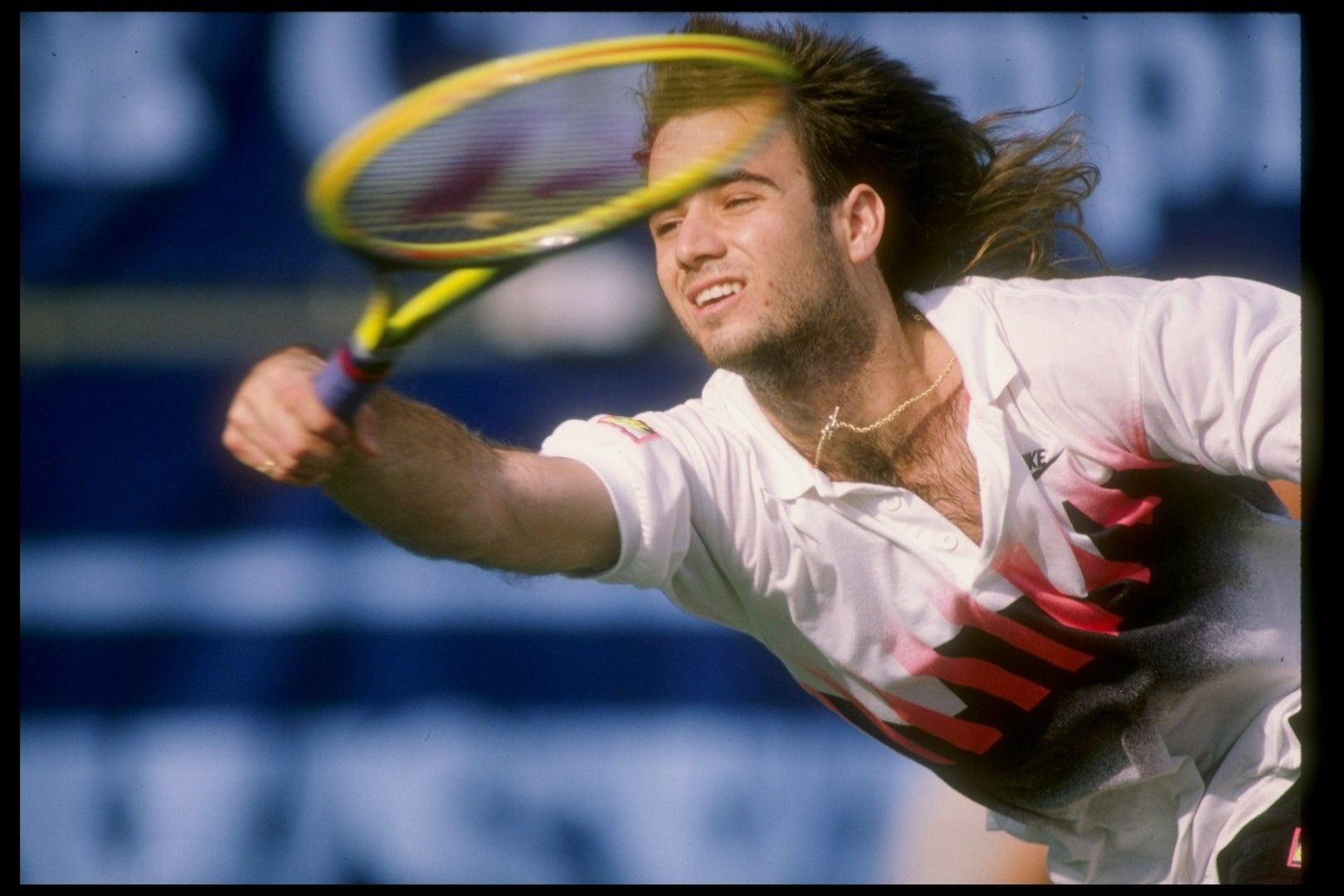 През есента на 1996 г. Андре Агаси бе една от големите спортни икони в света. Изключителен тенисист, който току-що бе спечелил Олимпийската титла в Атланта, както и няколко "Мастърс" турнира през годината, въпреки че бе загубил позицията си на №1 в ранглистата за сметка на Пийт Сампрас. Следващата година обаче бе повратна... През 1997 г. Агаси почти не игра с травма в китката, а даде и положителна допинг проба. Написа трогателно писмо до ATP, обяснявайки, че забраненото вещество е поставено в напитката му без негово знание. Пожален е, но по-късно в автобиография обяснява, че това е лъжа. Следват месеци, в които е пред отказване, има проблеми в личния живот и стига до 141-во място в ранглистата.