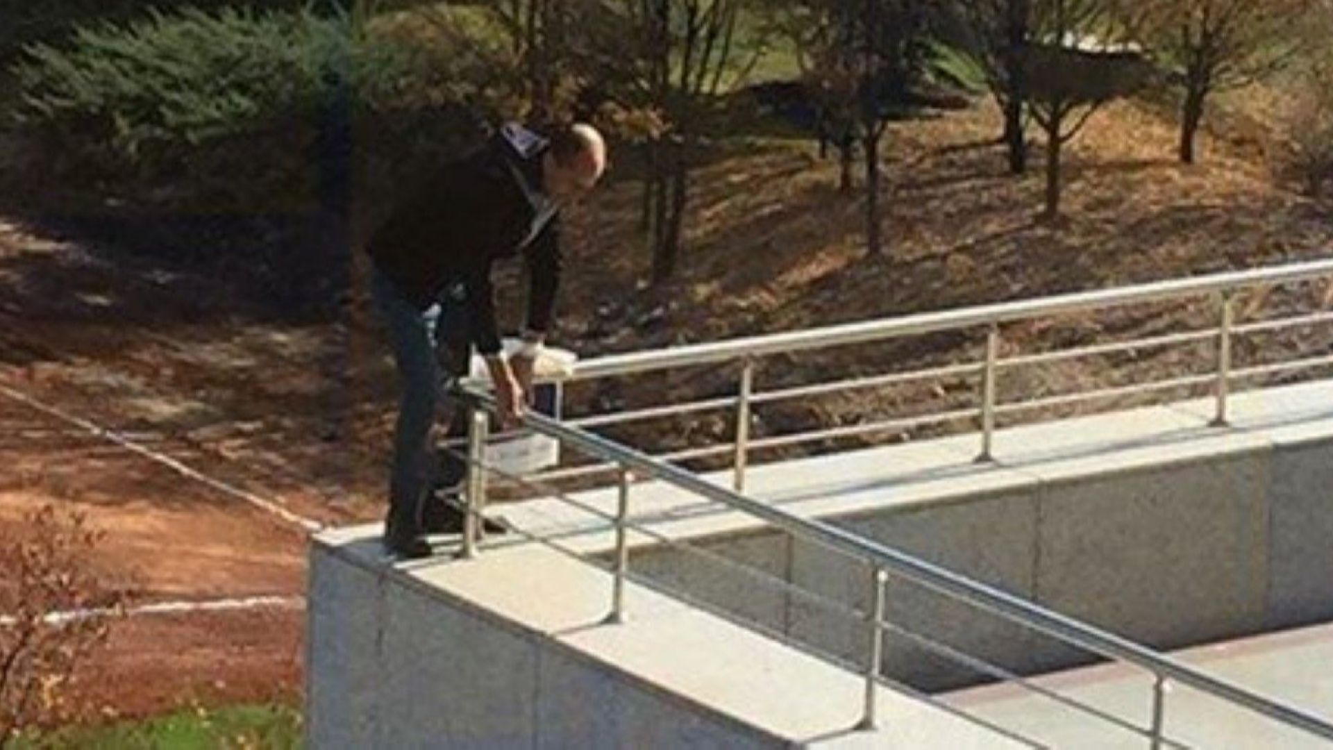 Безработен турчин който се е качил на покрива на турския