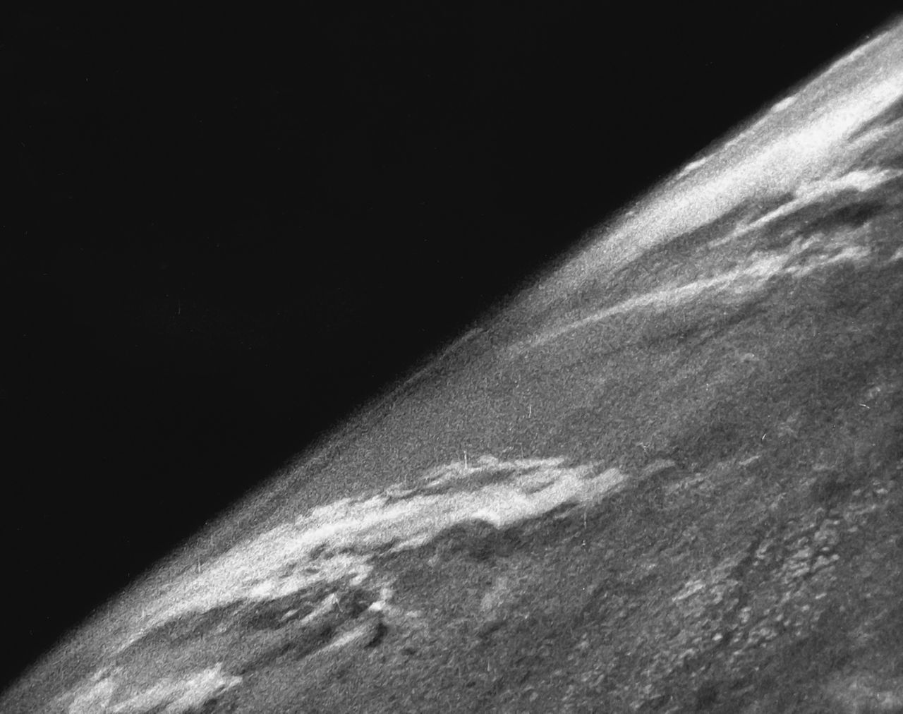 Първата снимка на Земята е направера с "Фау-2", изстреляна от САЩ