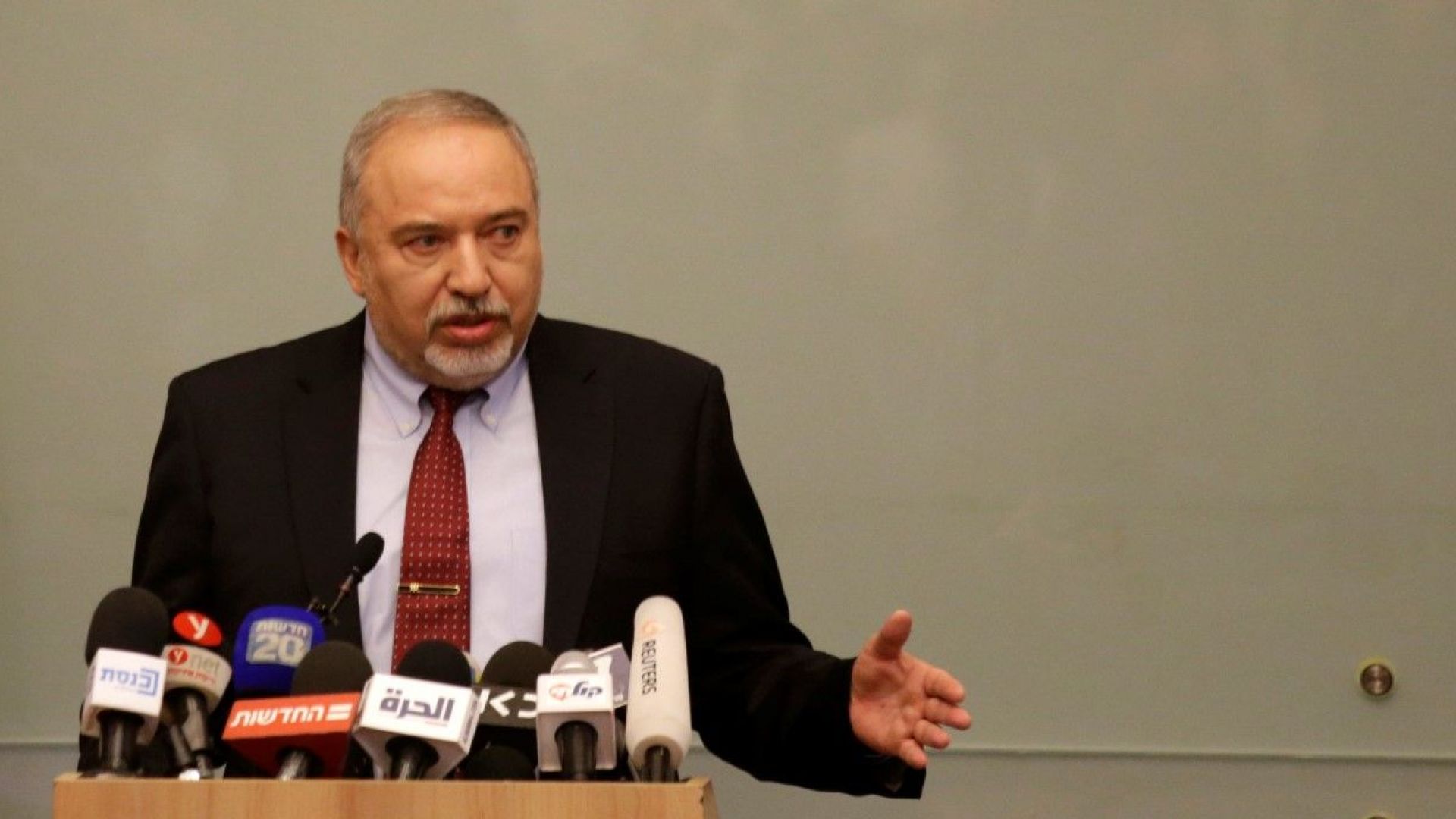 Израелският министър на отбраната Авигдор Либерман заяви днес че подава