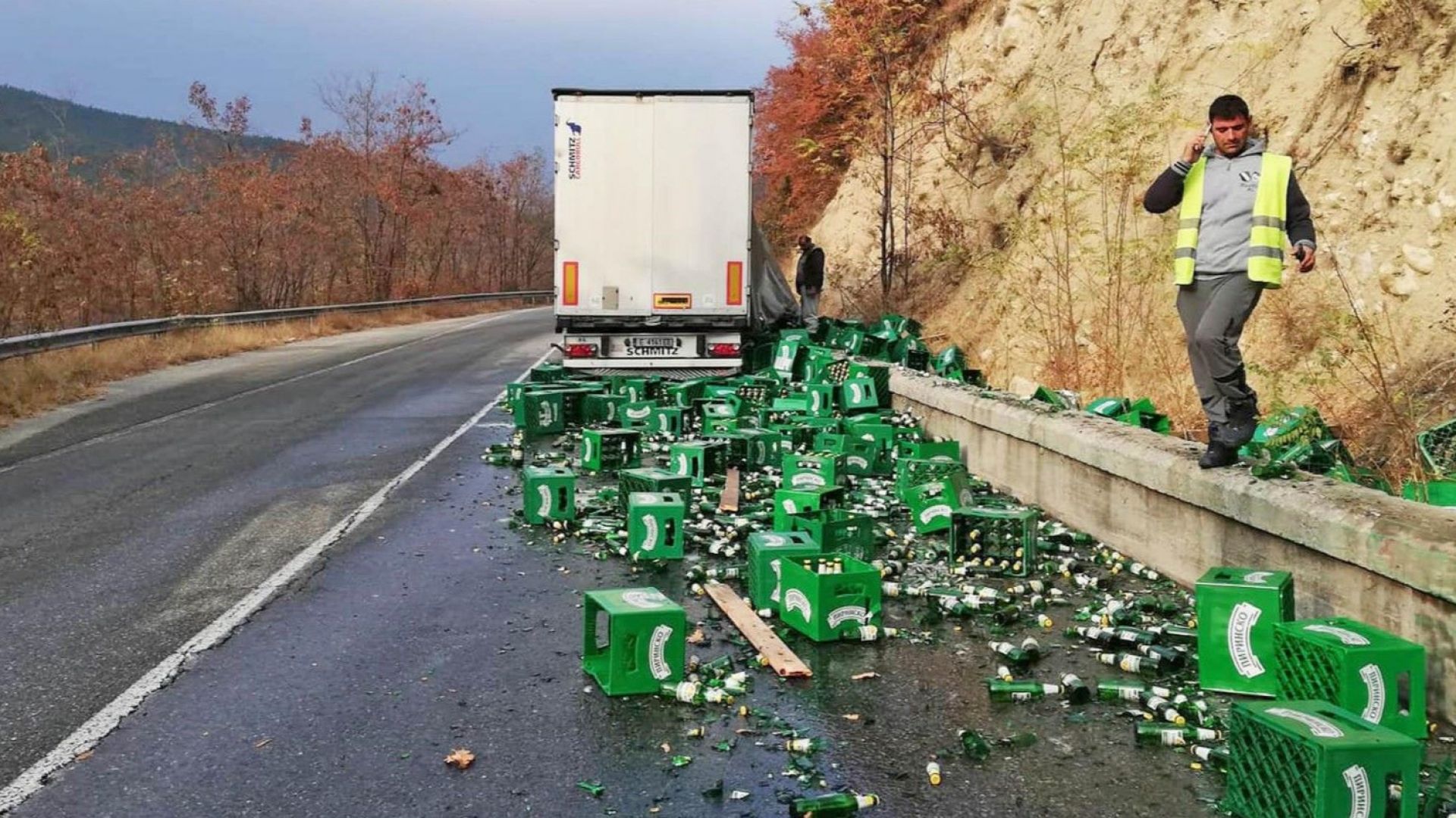 Камион превозващ палети с каси бира разсипа товара си на