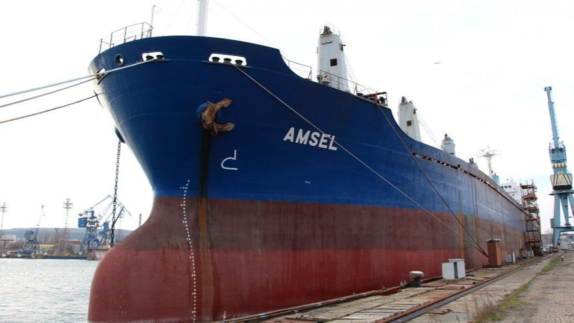Корабът Амсел на който година и половина бедстваха 26 украински
