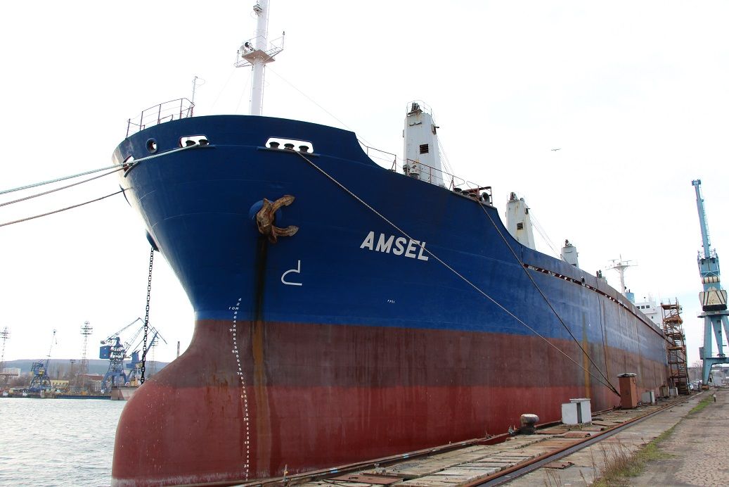 Плавателният съд пристига за ремонт в корабостроителния завод във Варна през май 2016 г.