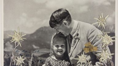 Снимка, на която Хитлер целува внуче на еврейка, продадена за $11 000