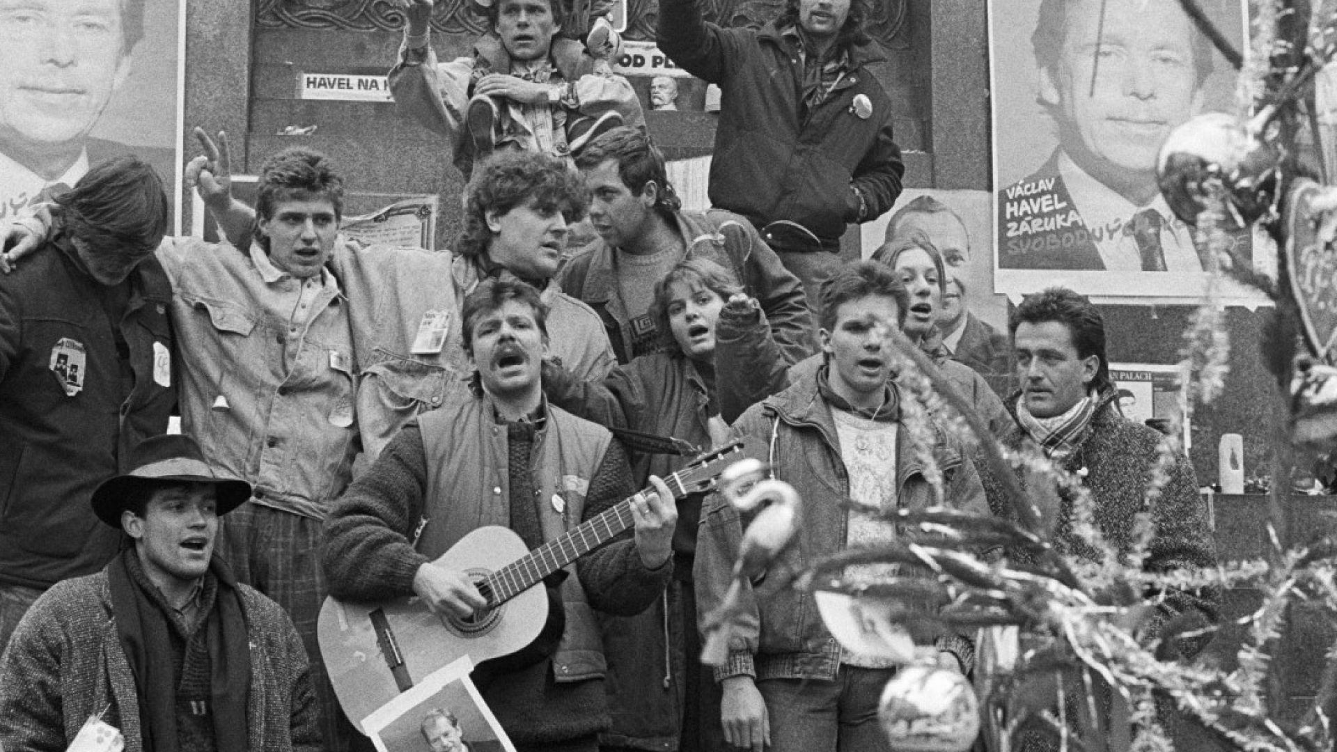 Само 10 дни след идването на демокрацията в България