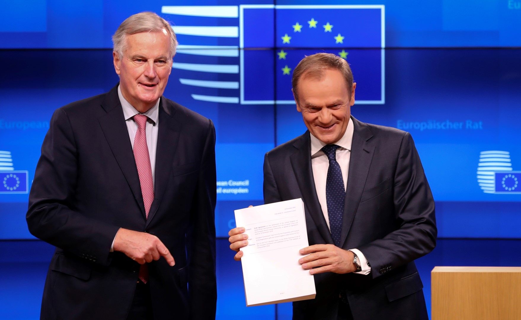 Мишел Барние (вляво) връчва проекта за договор за напускането на Великобритания