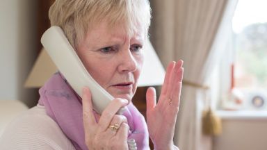 Мъж въвлечен в схемата на телефонните измами сигнализира полицията и