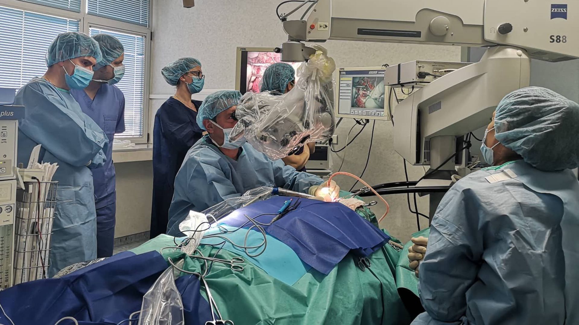 Във ВМА спасиха жена с уникална 12-часова операция (снимки)