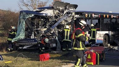 Челен удар между два автобуса с ученици, десетки са ранени