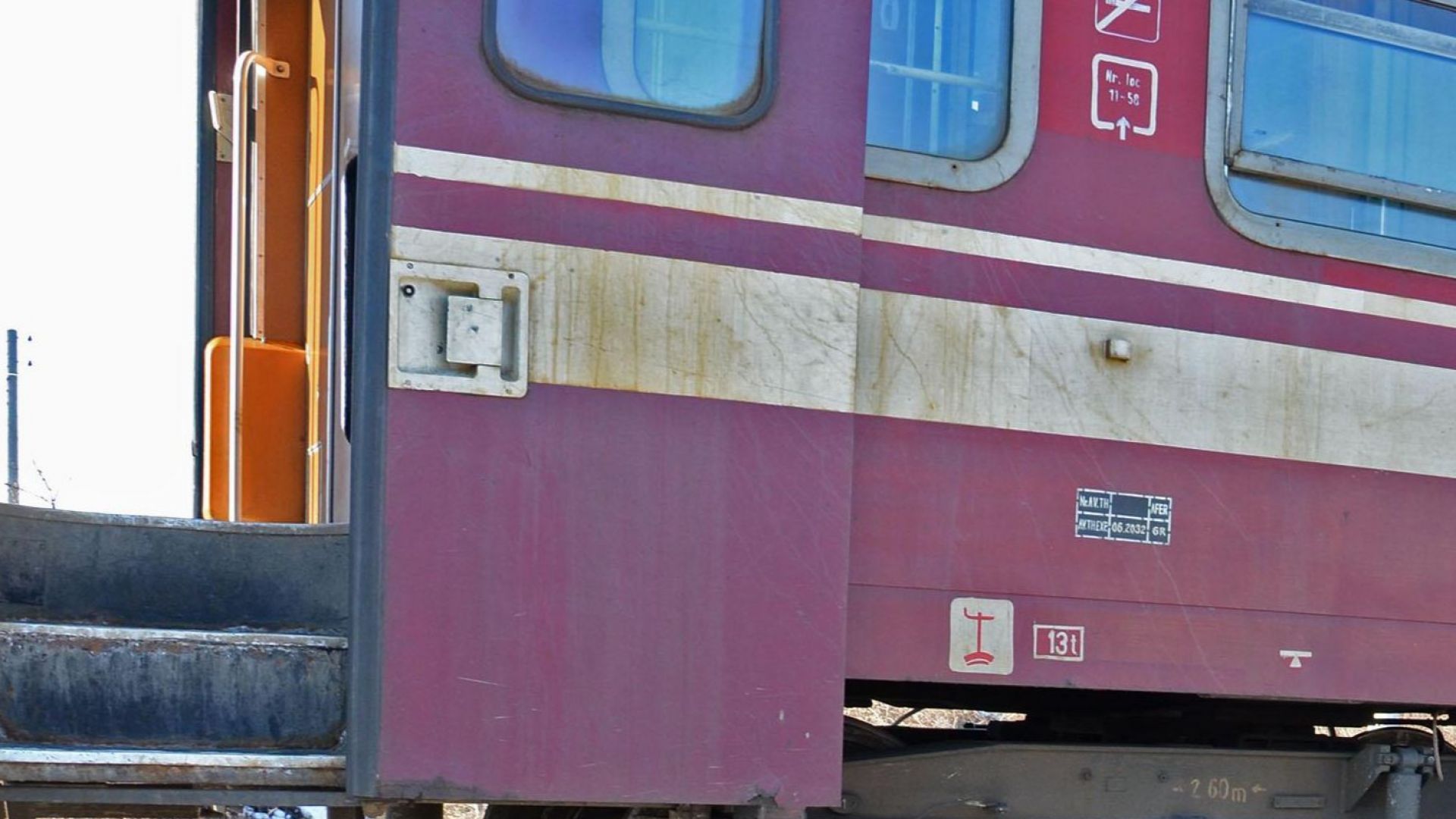 Полицията спря влак в района на Вакарел заради намушкан човек