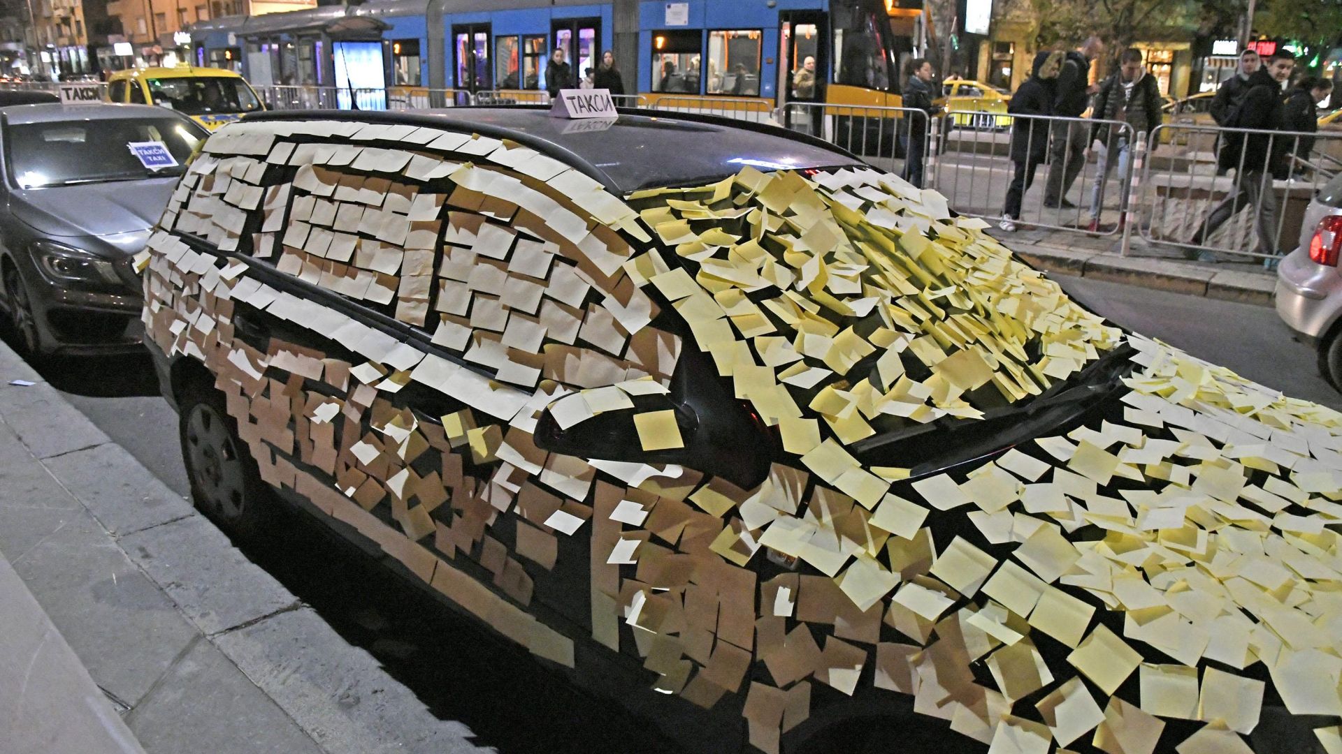 Шофьори налепиха с мемори стикери автомобил паркиран на стоянката за