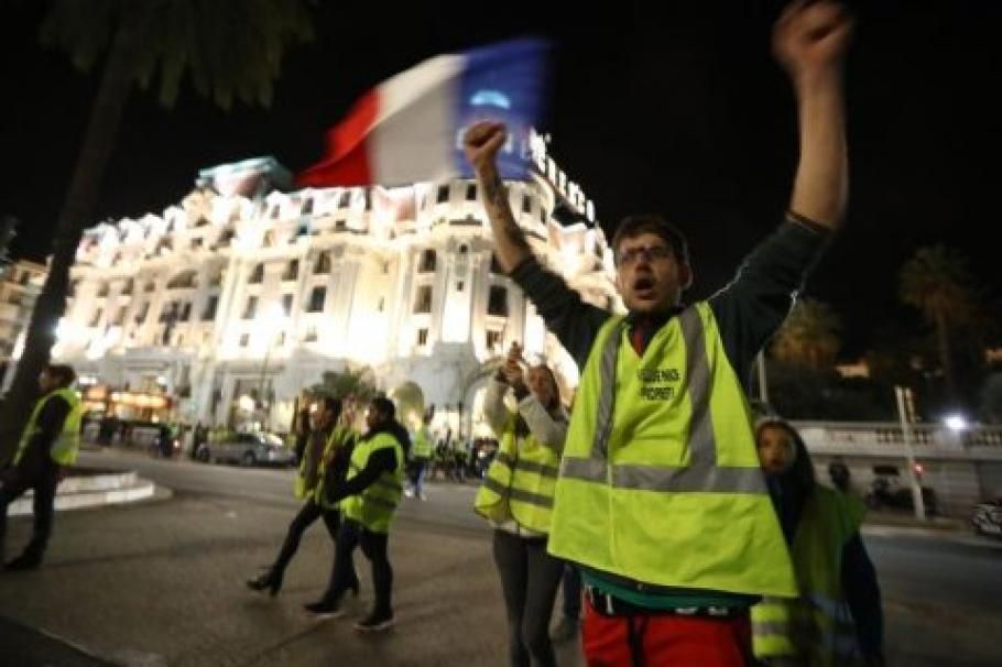 В събота, на няколко места в Париж, французите, които протестират срещу покачването на цените на бензина