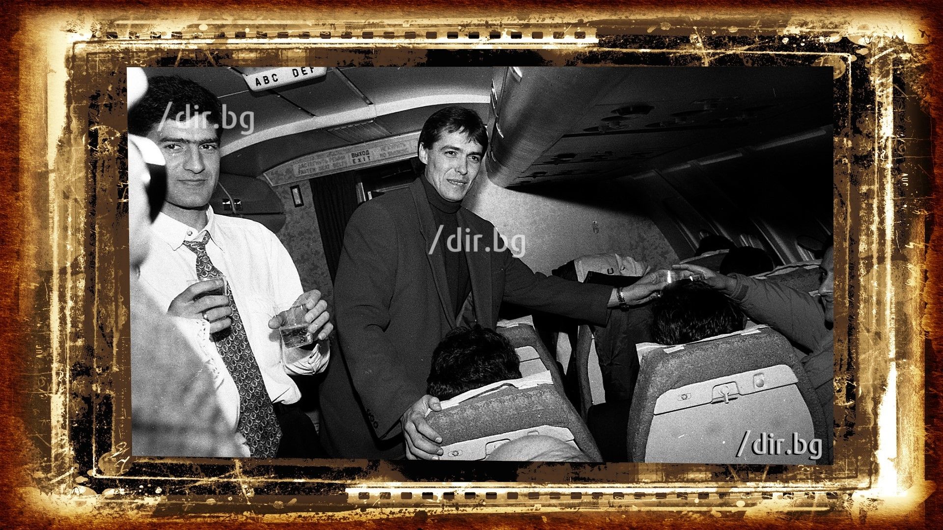 Еуфория (и уиски) в самолета от Париж към София - настоящият национален селекционер на България Петър Хубчев, Златко Янков и останалите празнуват.