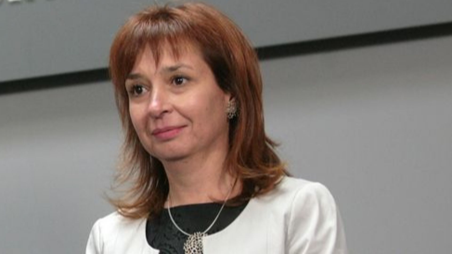 Зорница Русинова: Дългото майчинство може да насърчи млади българи да се върнат у нас
