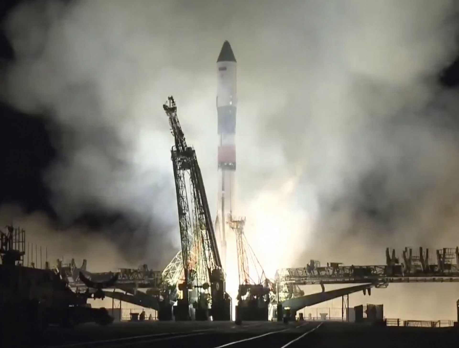 Руското космическо ведомство изстреля своя товарен кораб "Прогрес" в петък, 15 часа преди американския старт