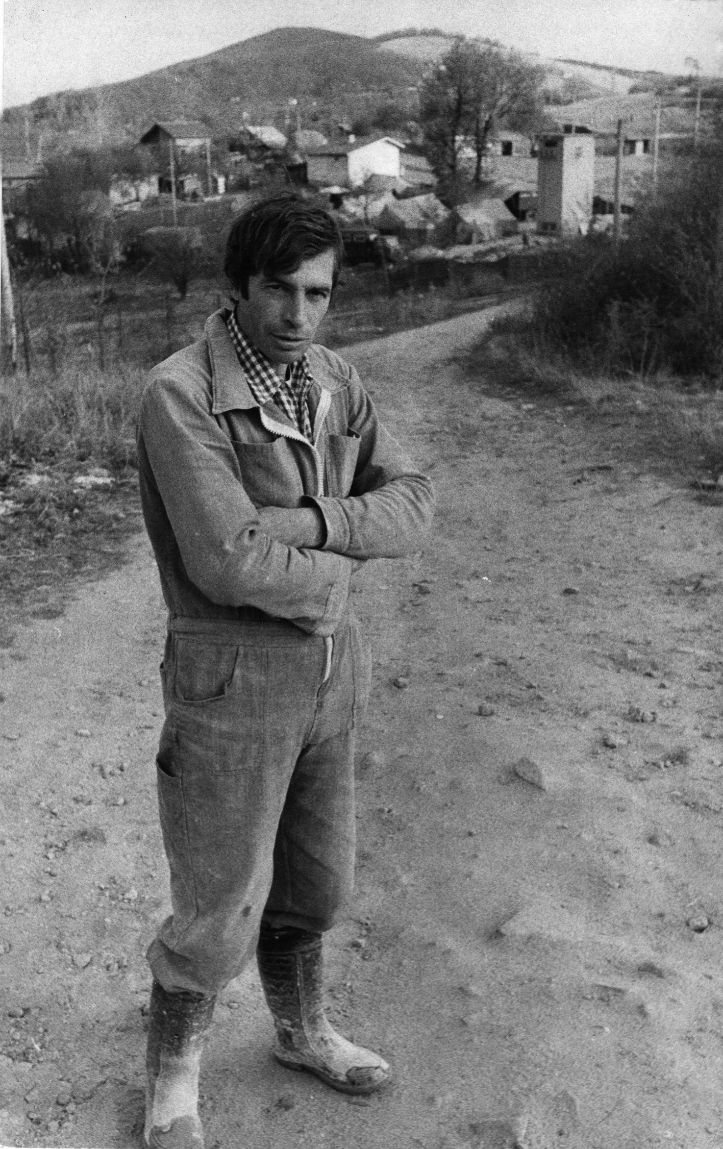 Човек от селото, който помага на на журналистите да видят обекта отвисоко