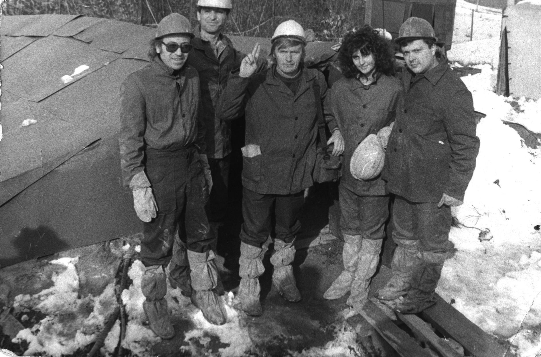 Снимка за спомен на журналистите, които отиват да видят Царичинската дупка преди заравянето й