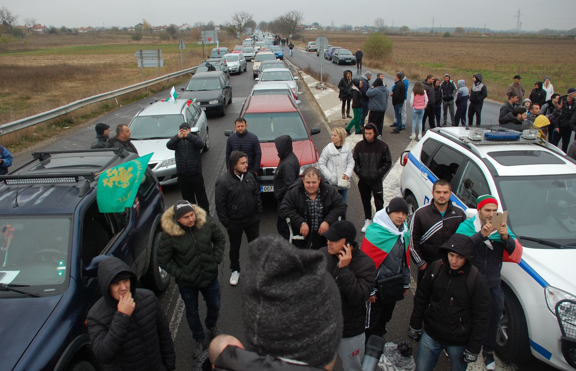 Магистрала “Марица” край Свиленград бе блокирана от протестиращи, които тръгнаха пеша, след като преди това затвориха с автошествие пътния възел за граничен пункт "Кап.Петко Войвода" към Гърция