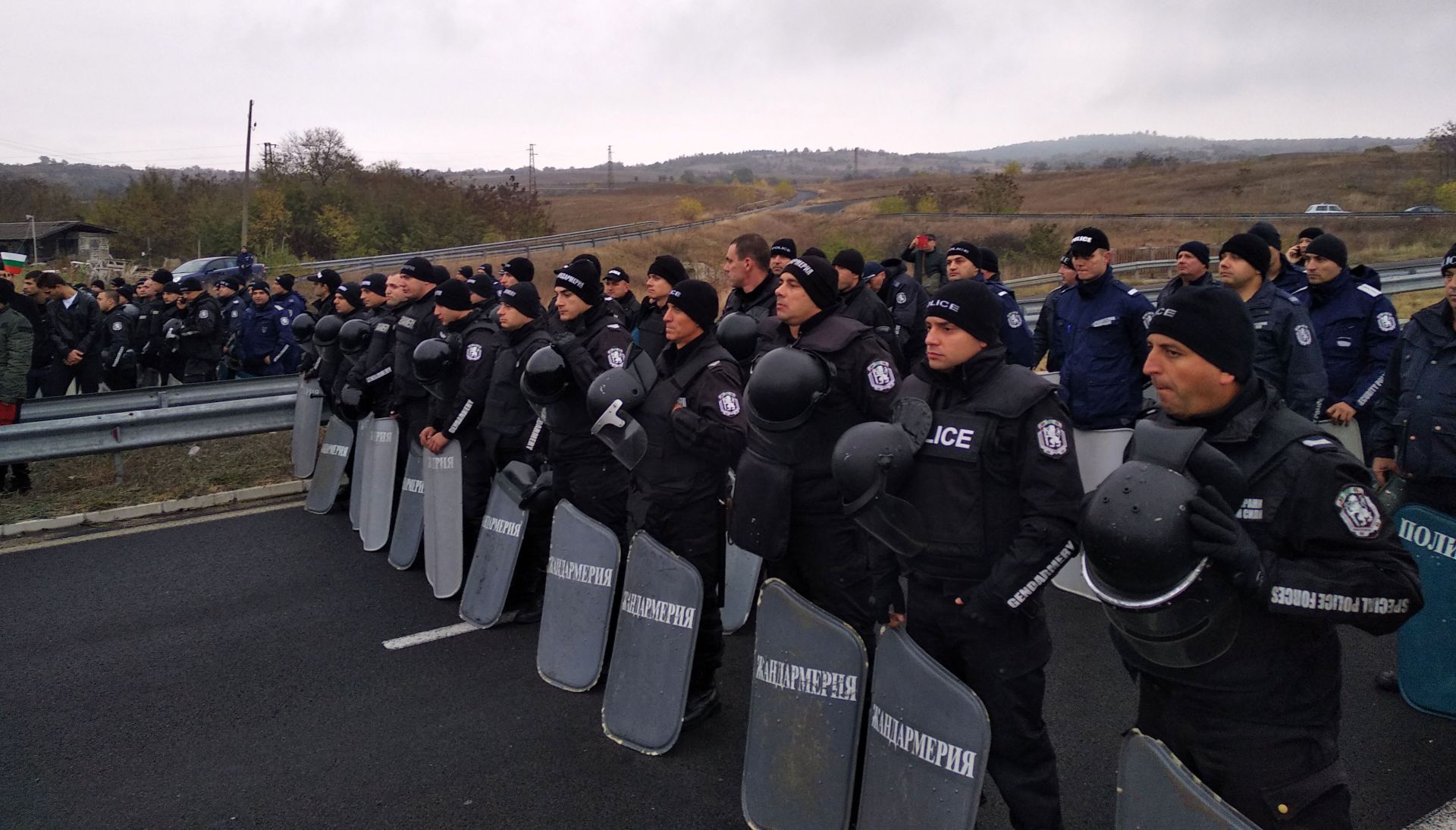 Магистрала “Марица” край Свиленград бе блокирана от протестиращи, които тръгнаха пеша, след като преди това затвориха с автошествие пътния възел за граничен пункт "Кап.Петко Войвода" към Гърция