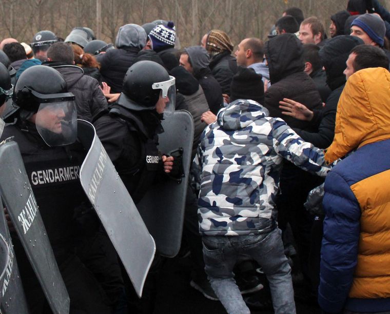 Протестиращите на много места в страната успяха да пробият полицейските кордони
