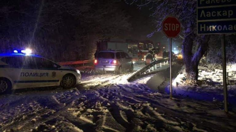 Дете се бори за живот заради заснежения път в Плевенско
