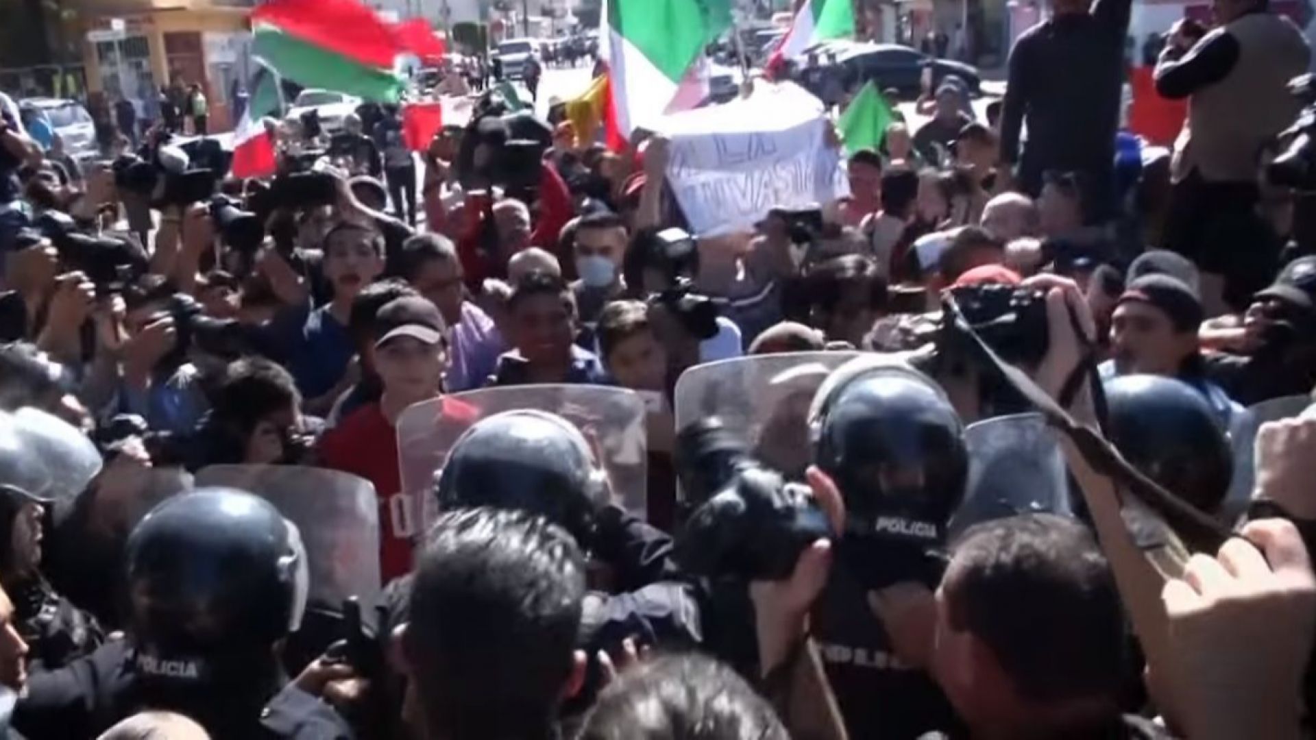 Жители на Тихуана излязоха на протест срещу кервана от мигранти,