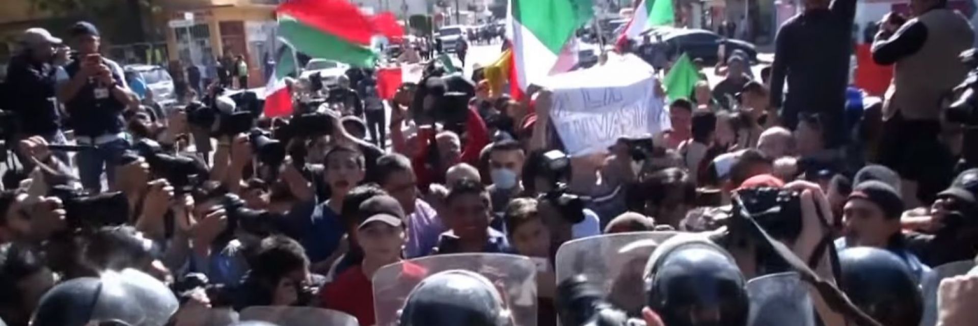 "Не ви искаме тук": Протести срещу кервана избухнаха в Тихуана (видео)