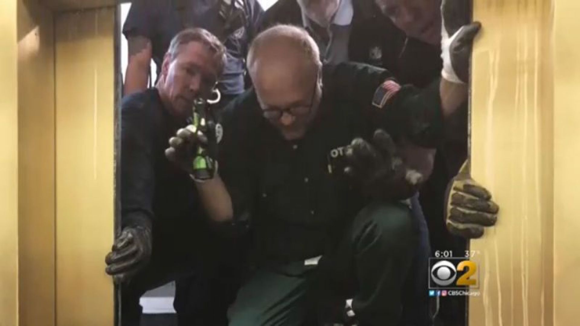 Асансьор с шестима души сред които и бременна жена пропадна